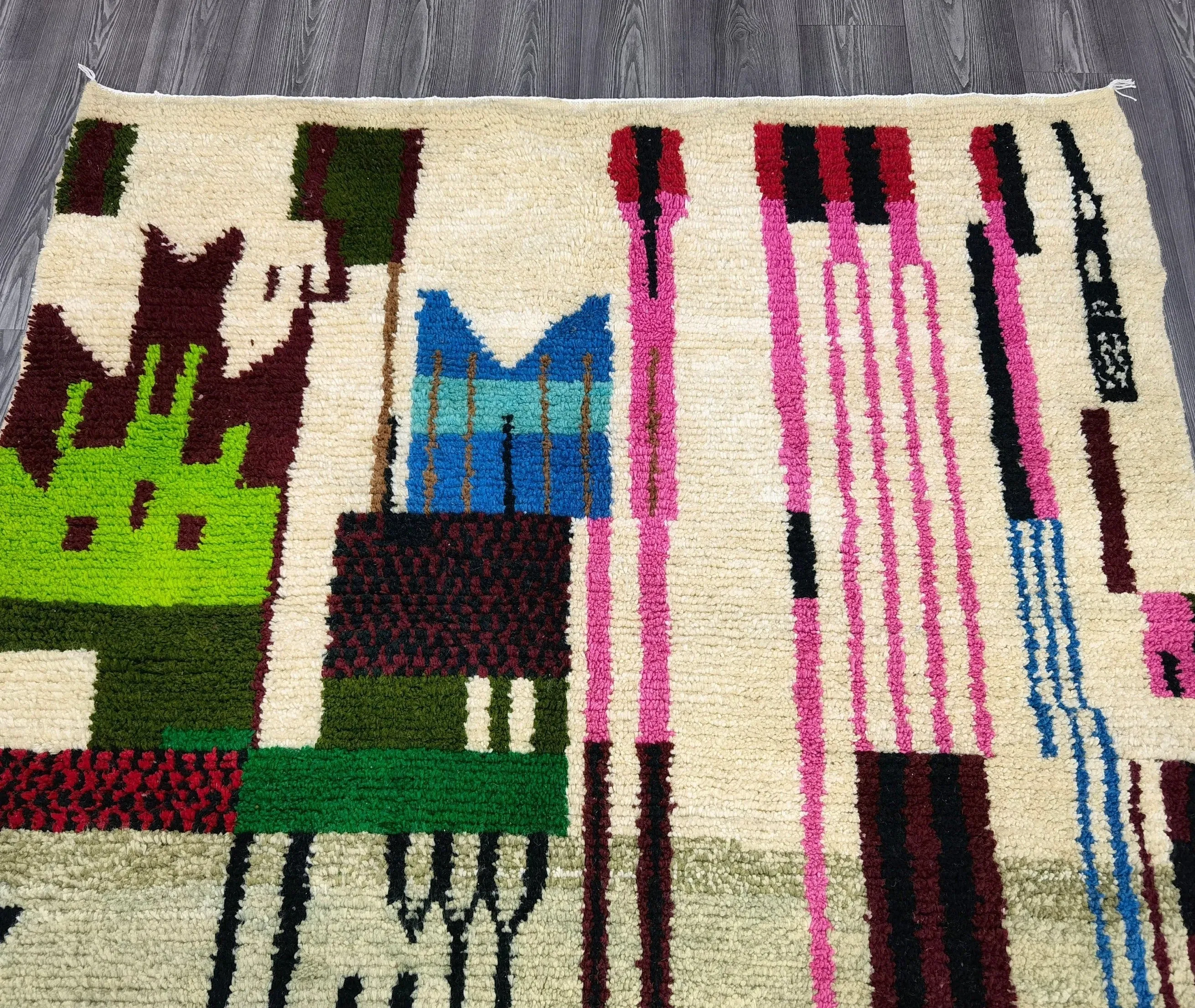 Exquisite Berber Wool Boujaad Rug - Handcrafted Moroccan Tapestry for Elegant Home Decoration